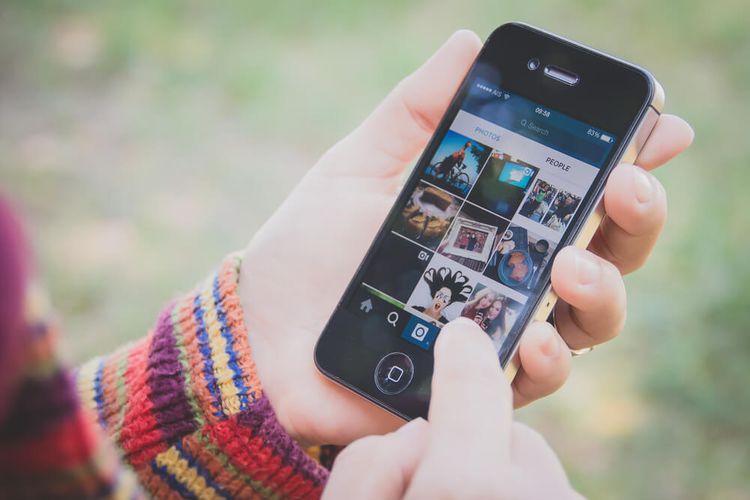 Sharing different photos on Instagram, Flickr and social media
