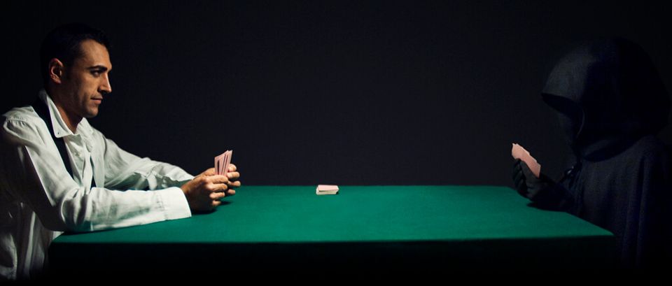 Hands Up! How a poker-cheating virus reveals your poker hand